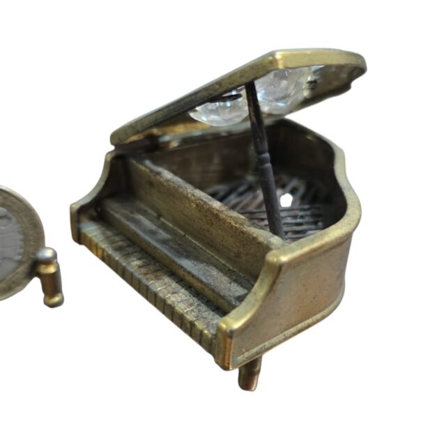 Antigo potiche piano em dourado metal com cristais