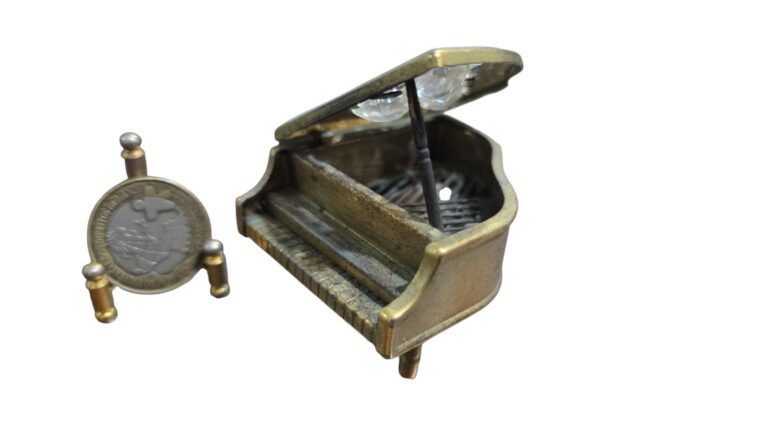 Antigo potiche piano em dourado metal com cristais