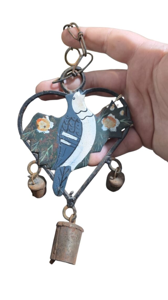 Antigo sino de pendurar de metal pintado a mão
