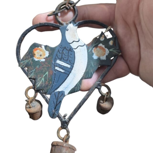 Antigo sino de pendurar de metal pintado a mão
