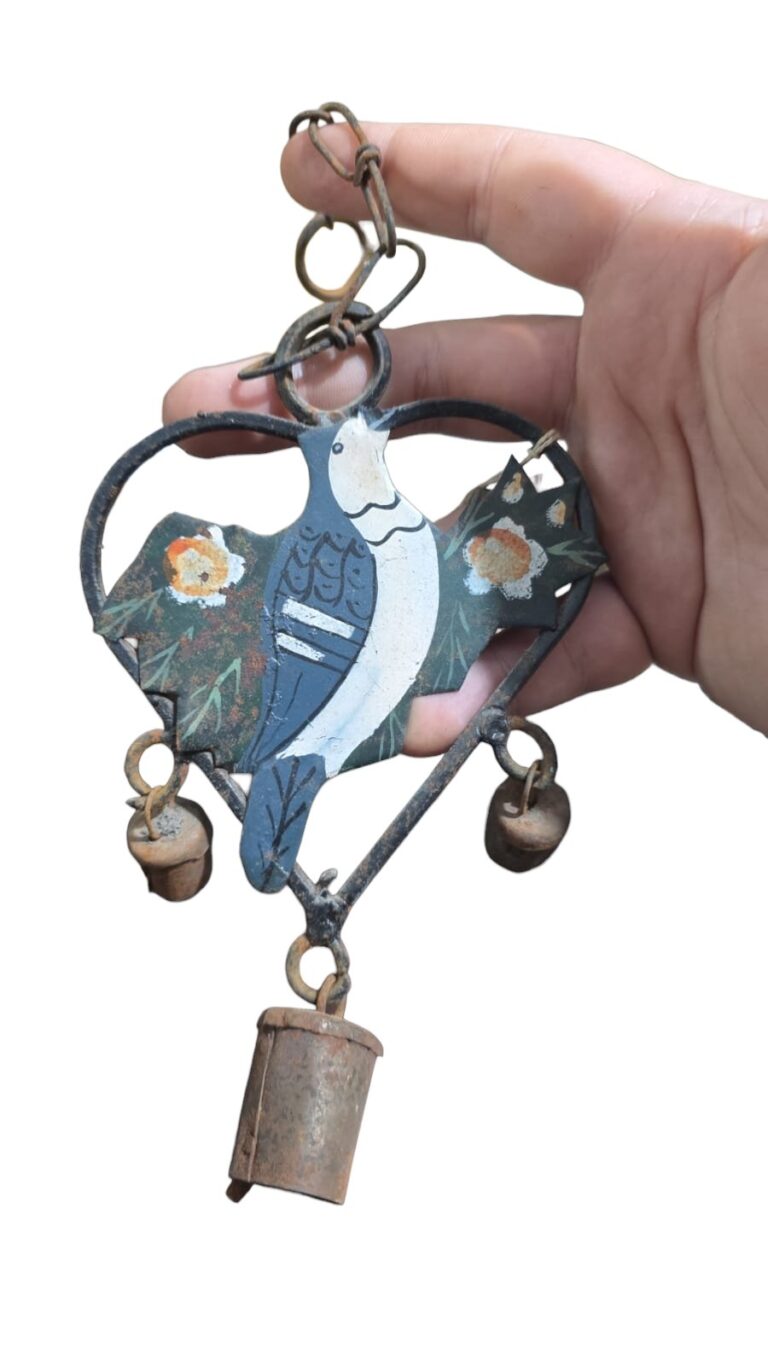 Antigo sino de pendurar de metal pintado a mão