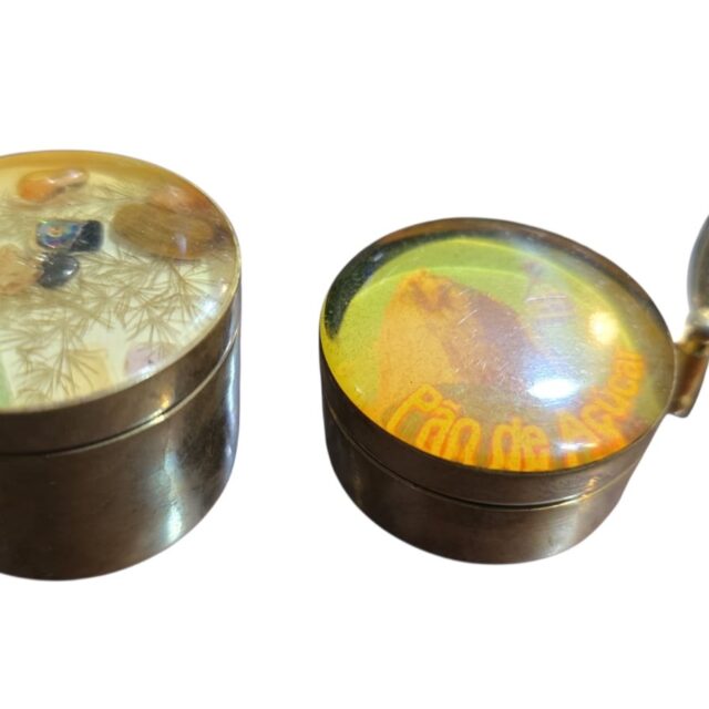 Par de antigos potiche em dourado metal com bela arte na tampa