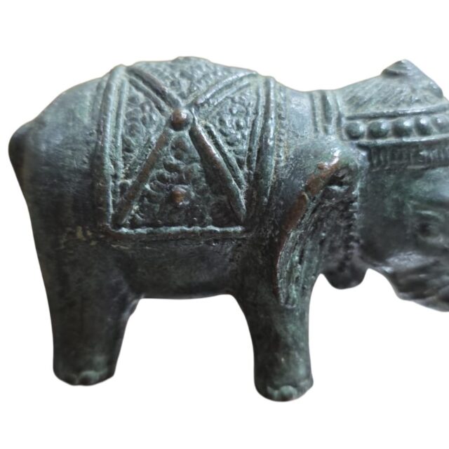 Antigo e belíssimo elefante oriental de bronze ricamente ornamentado por bela arte