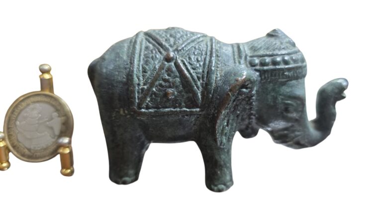 Antigo e belíssimo elefante oriental de bronze ricamente ornamentado por bela arte