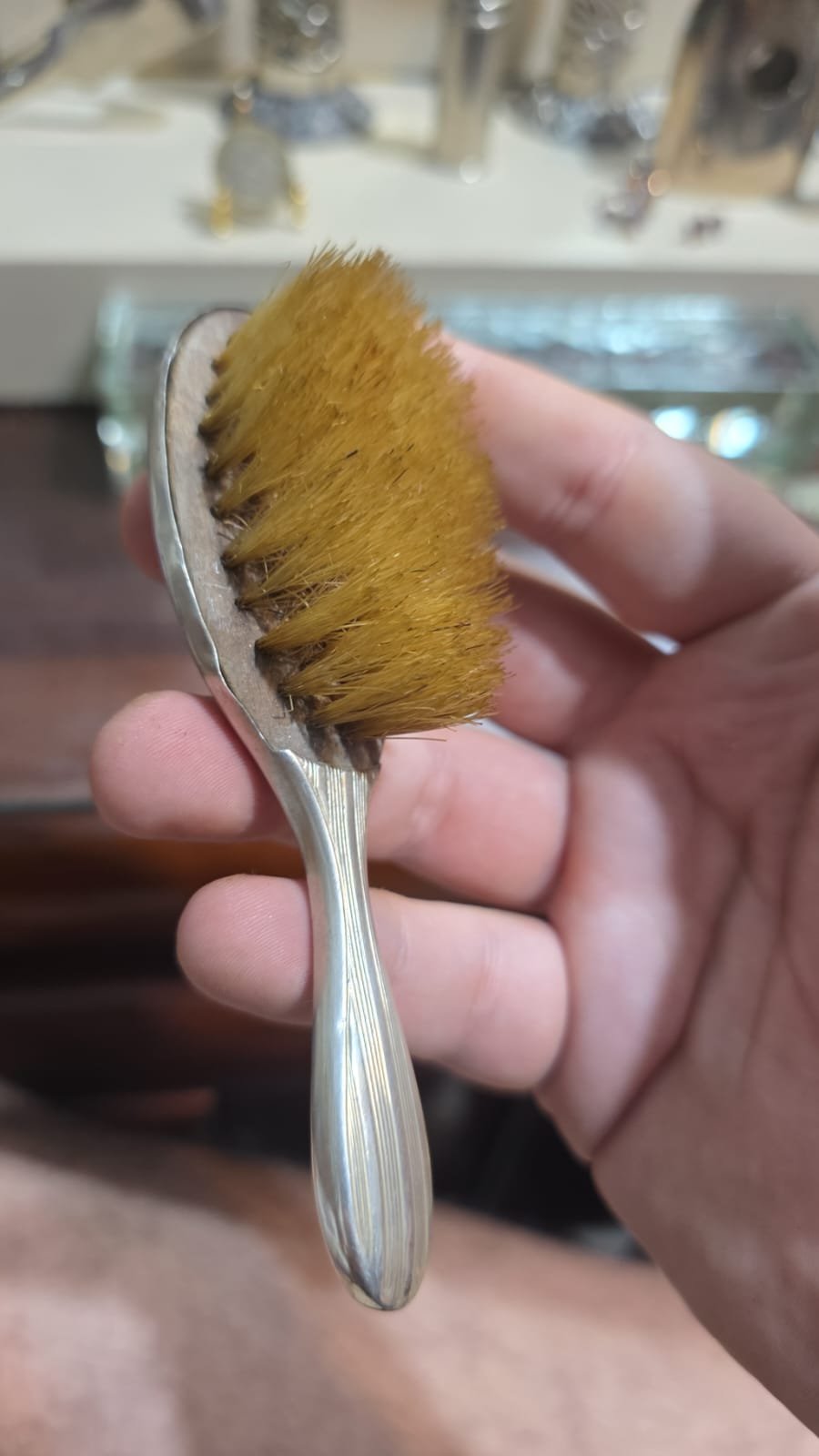 Pequena e antiga escova com corpo em prata de lei pesando 17g - Imagem 2