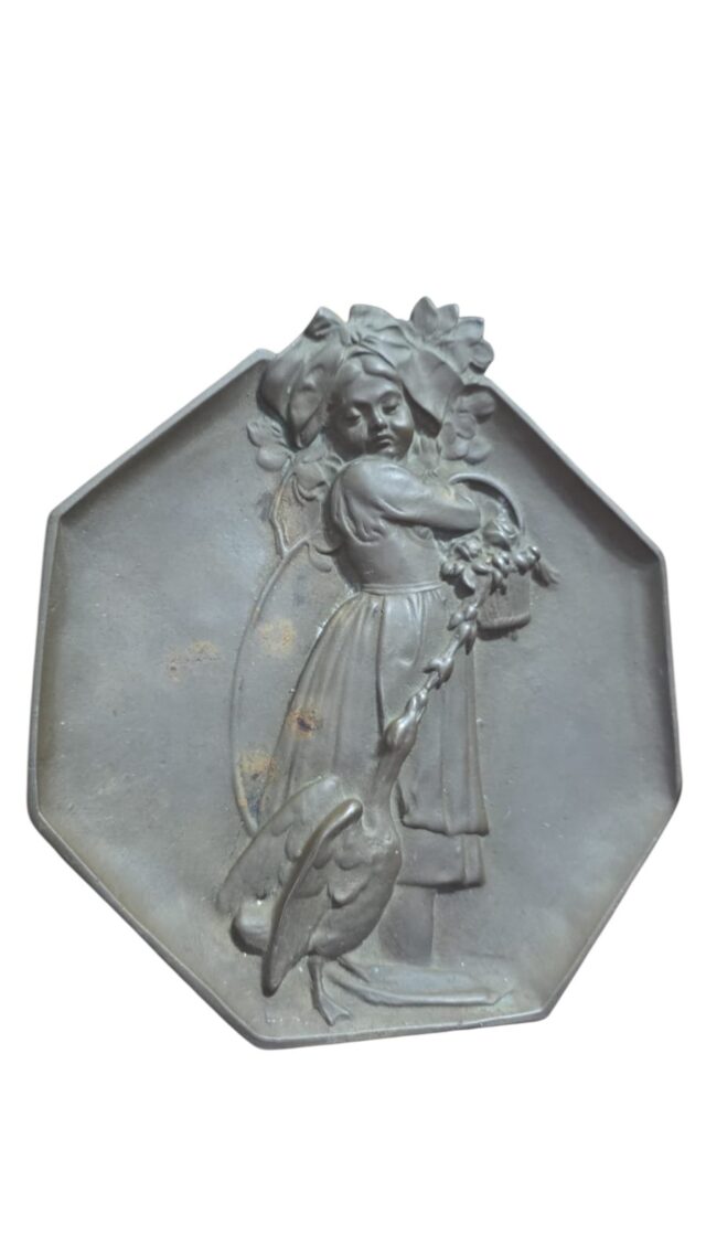 Antigo e belíssimo despojador de bronze europeu