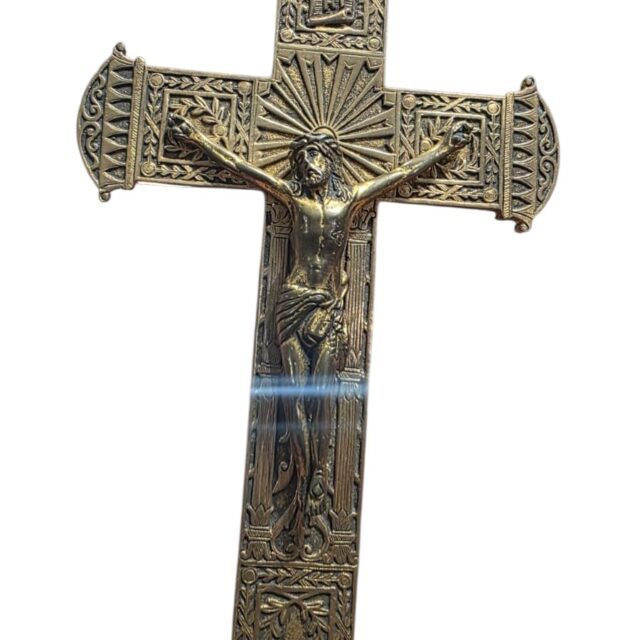 Crucifixo antigo de bronze ricamente ornamentado com belíssima arte
