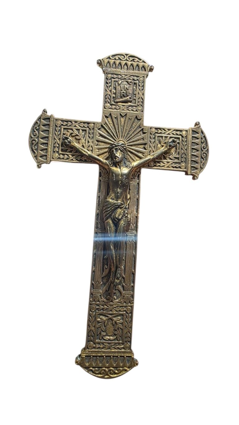 Crucifixo antigo de bronze ricamente ornamentado com belíssima arte