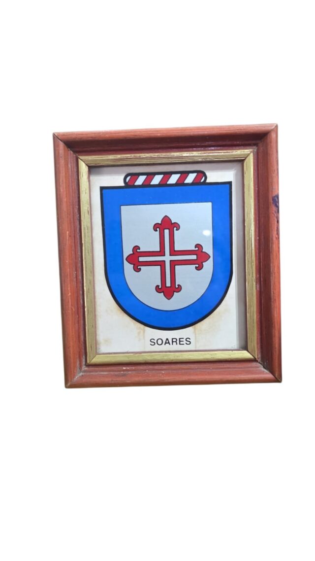 Pequeno quadro com brasão da família Soares