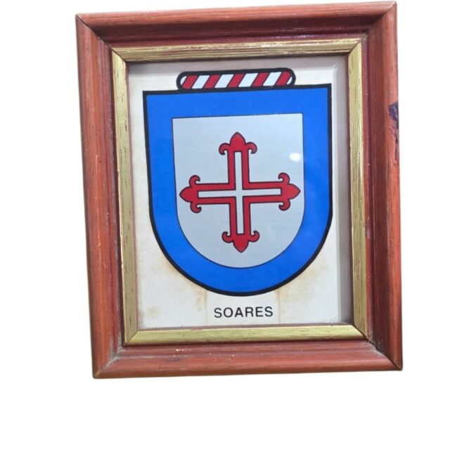 Pequeno quadro com brasão da família Soares