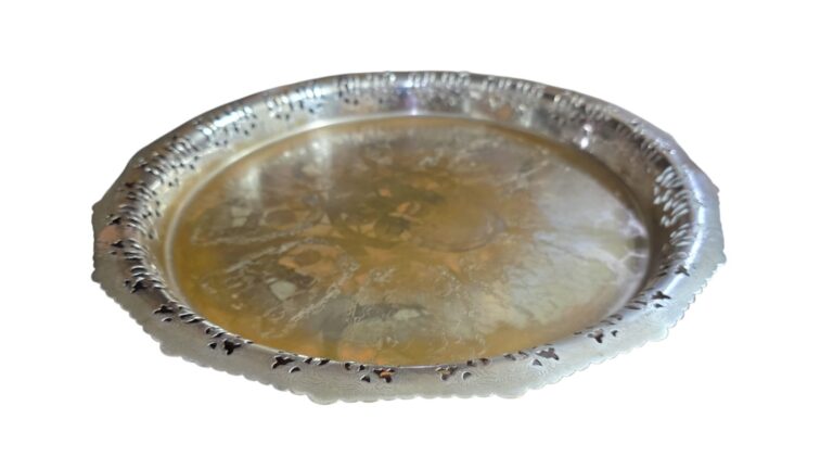 Antiga salva com varanda espessurada a prata