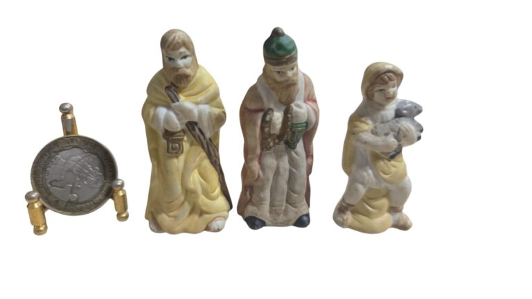 Trio antigo para presépio de porcelana