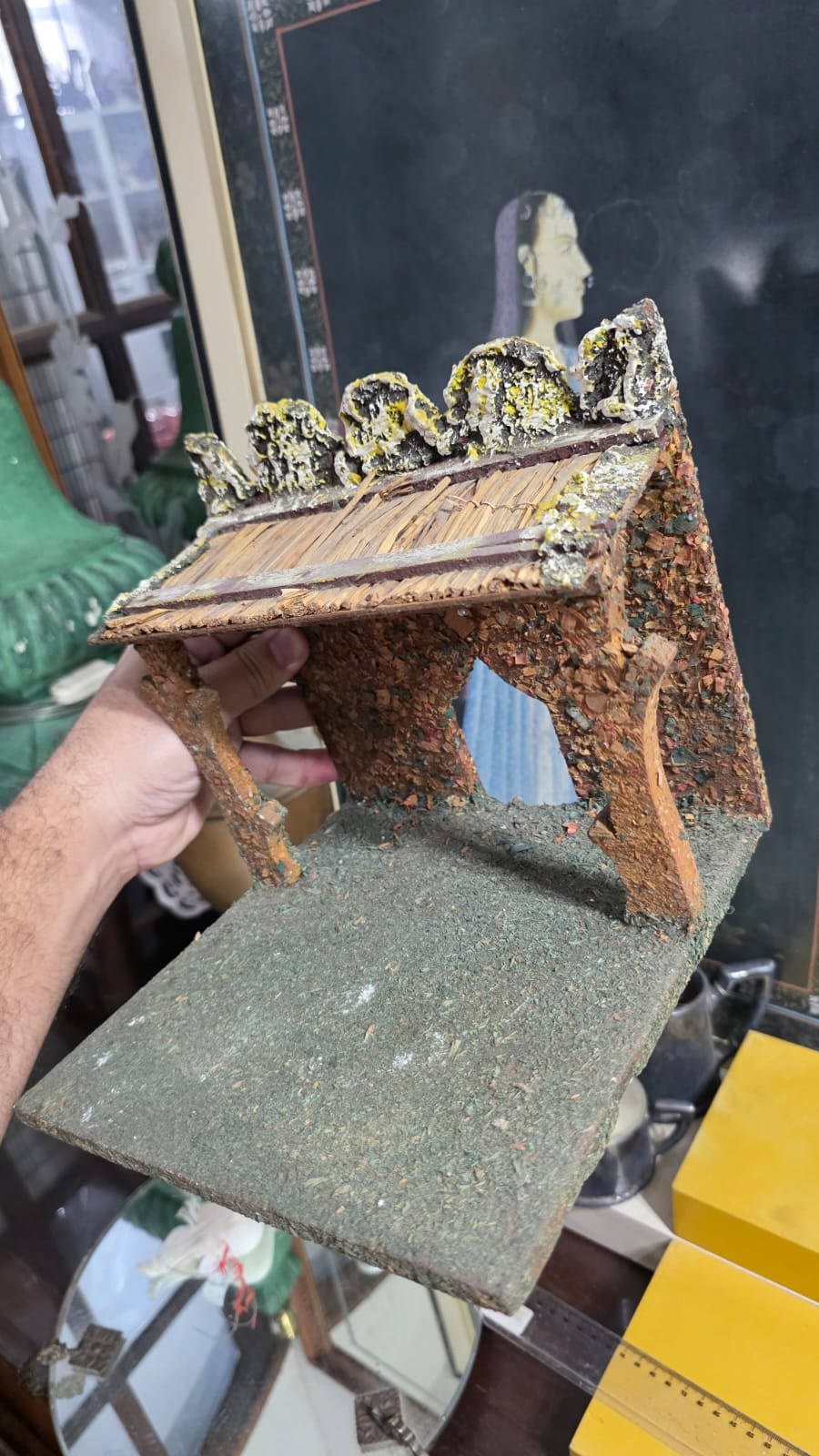Pequeno estábulo ou gruta, feita com cortiça e madeira rústica - Imagem 4