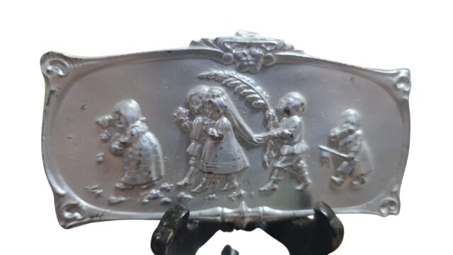 Antiga placa decorativa de pendurar com bela arte em relevos e patina prateada