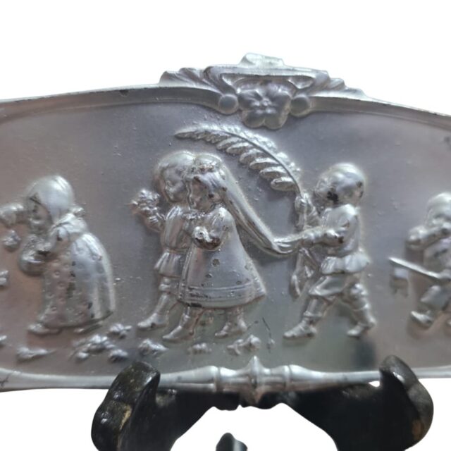 Antiga placa decorativa de pendurar com bela arte em relevos e patina prateada