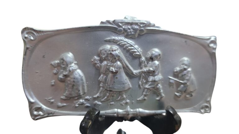 Antiga placa decorativa de pendurar com bela arte em relevos e patina prateada