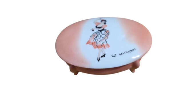 Porta joias de porcelana, pintado a mão, peça assinada