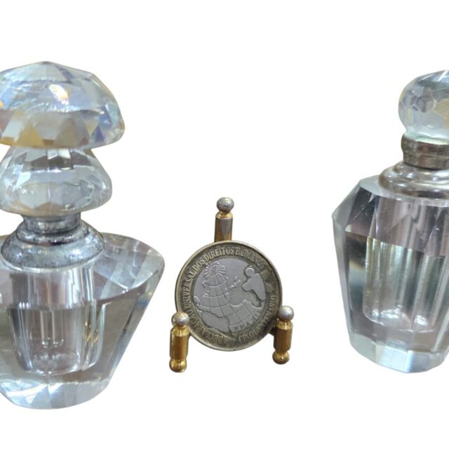 Par de elegantes perfumeiros de cristal