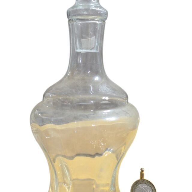 Antiga e bela garrafa feita a mão