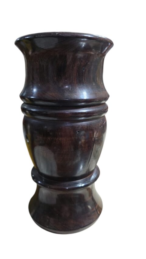 Antigo, pesado e belíssimo vaso de madeira