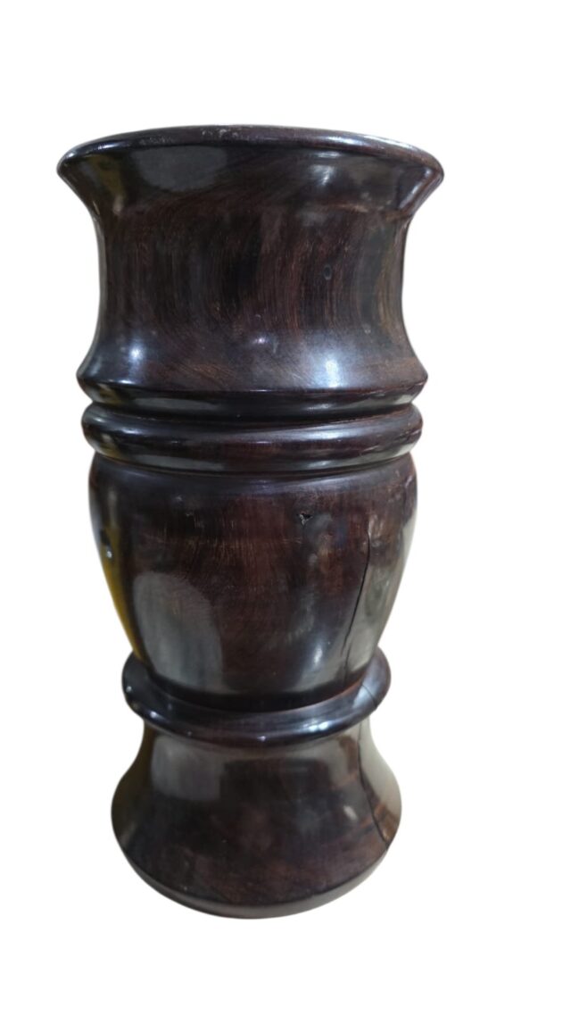 Antigo, pesado e belíssimo vaso de madeira
