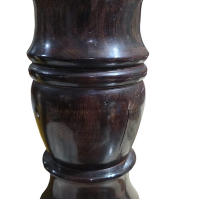 Antigo, pesado e belíssimo vaso de madeira