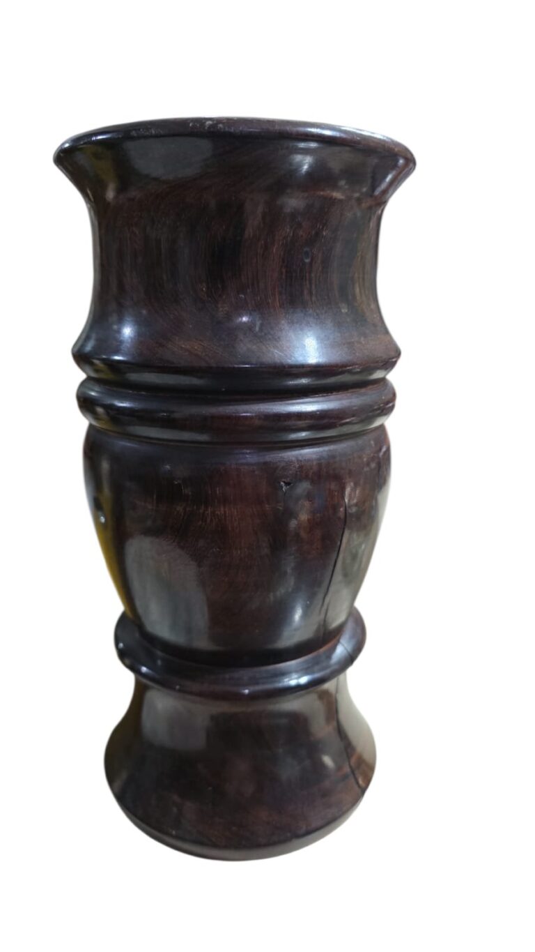 Antigo, pesado e belíssimo vaso de madeira