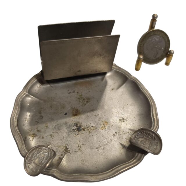 Cinzeiro de metal com suporte para caixa de fósforo