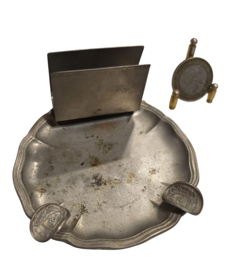 Cinzeiro de metal com suporte para caixa de fósforo