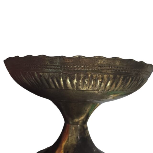 Antiga fruteira em dourado metal