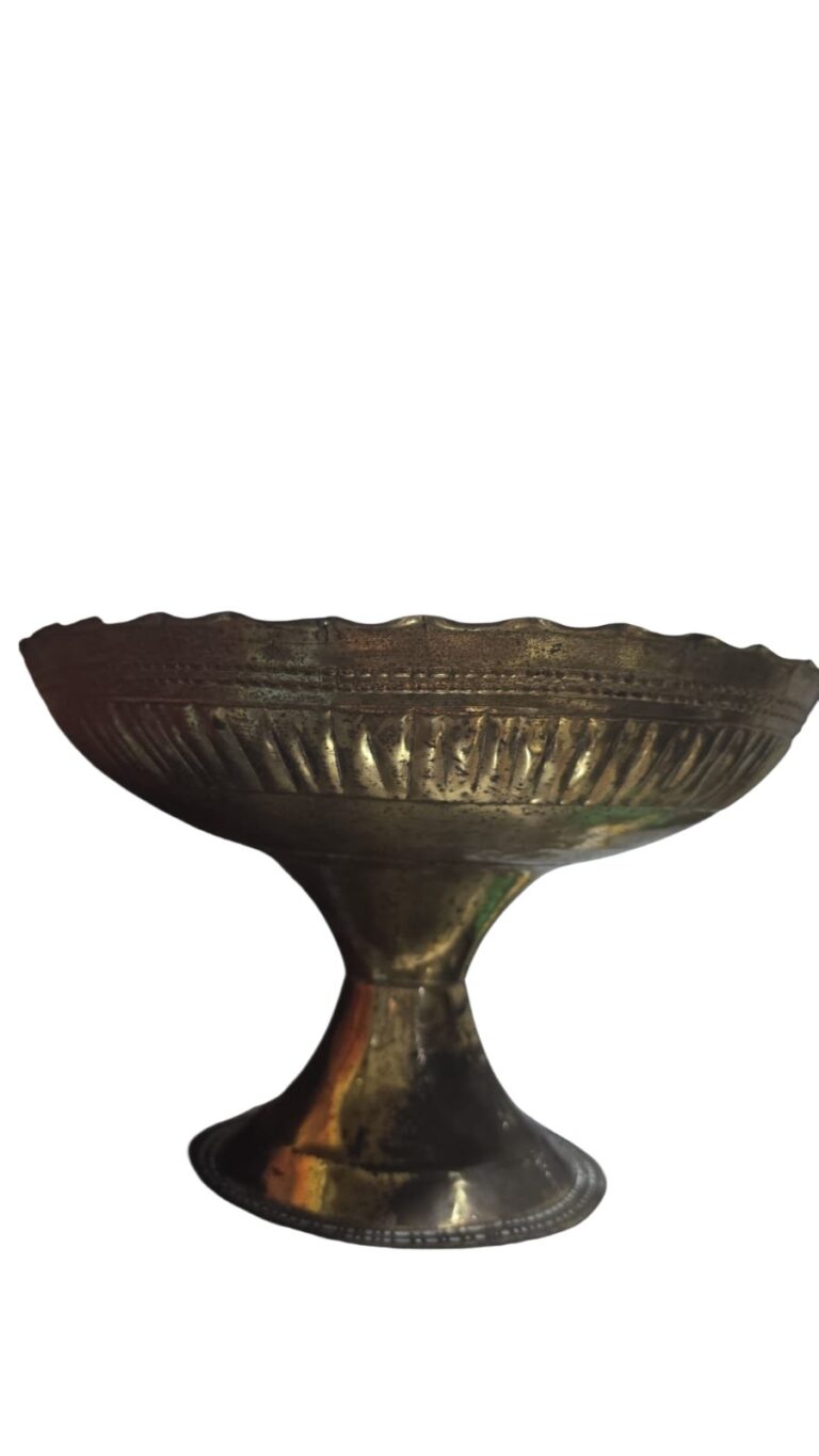 Antiga fruteira em dourado metal