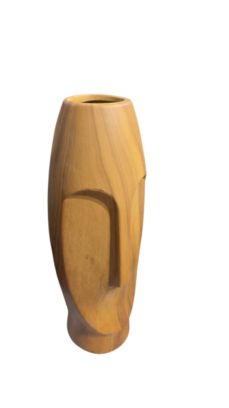 Floreira de cerâmica com representação de rosto e pintura imitando madeira