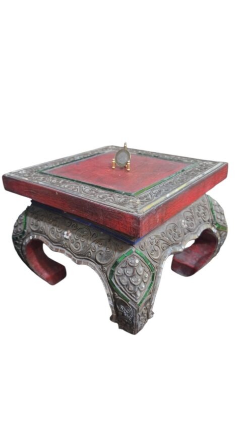 Bela mesinha de madeira estilo oriental ornamentada com belíssimo trabalho feito a mão