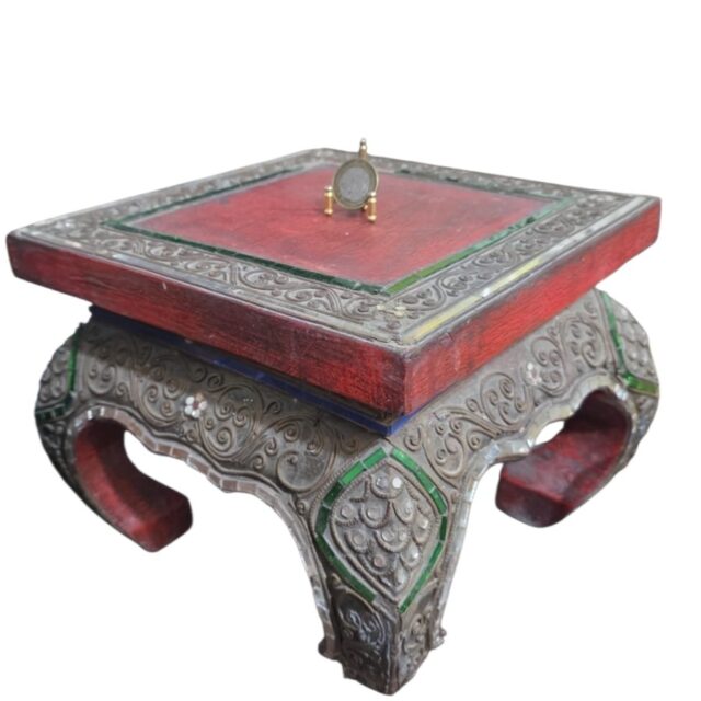 Bela mesinha de madeira estilo oriental ornamentada com belíssimo trabalho feito a mão