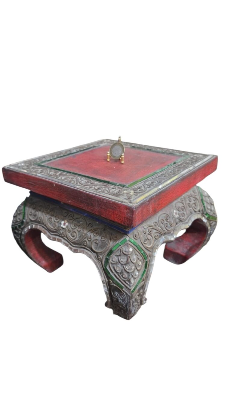 Bela mesinha de madeira estilo oriental ornamentada com belíssimo trabalho feito a mão