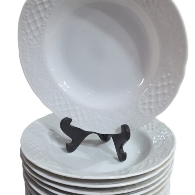 Pratos fundos de porcelana com graciosos relevos nas bordas. (valor unitário)