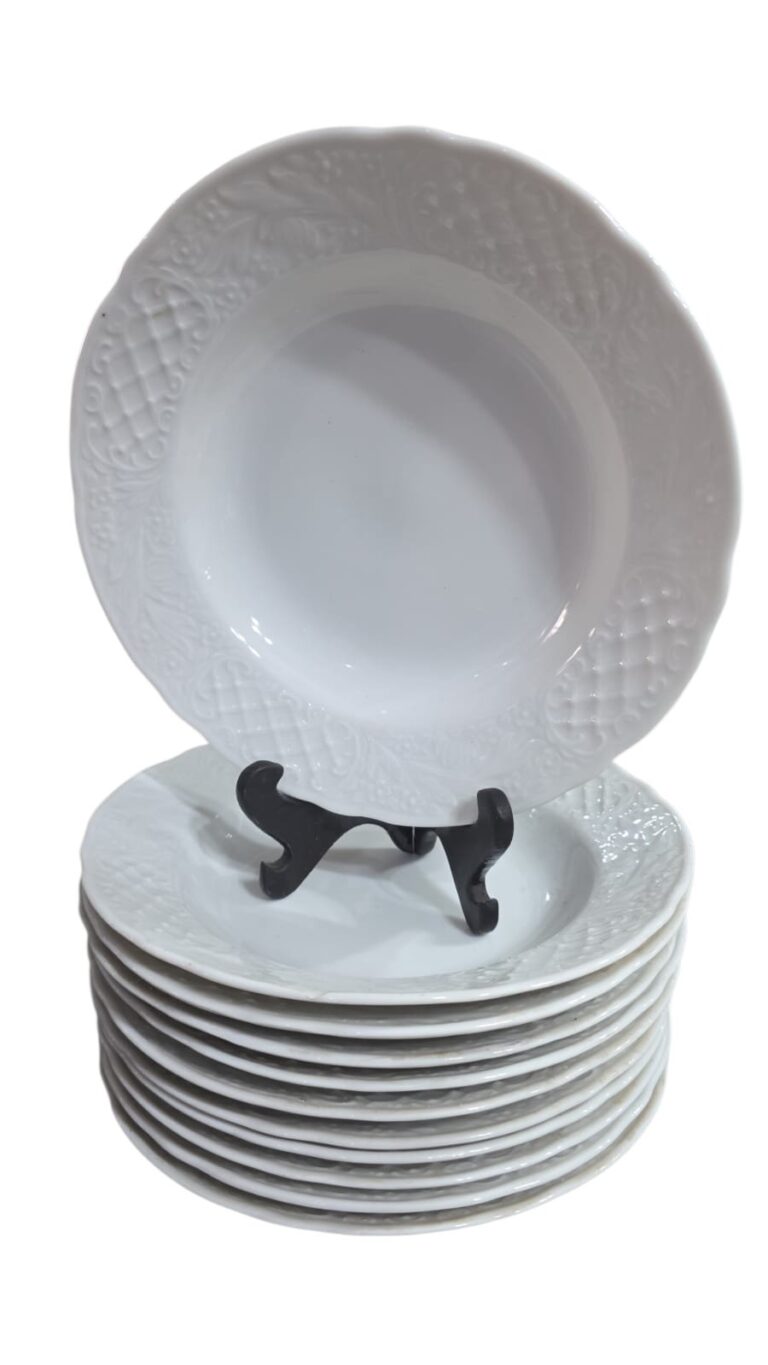 Pratos fundos de porcelana com graciosos relevos nas bordas. (valor unitário)