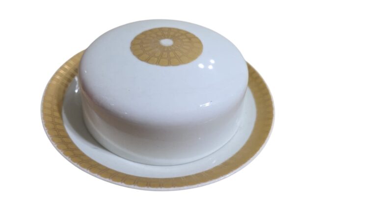 Elegante manteigueira de porcelana Renner