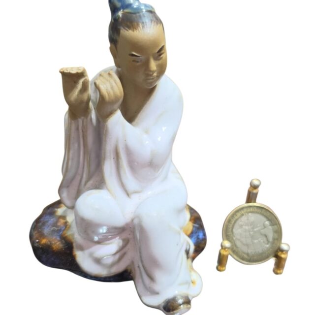 Escultura oriental de porcelana