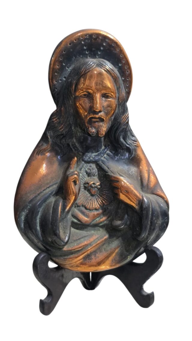 Antiga escultura de pendurar na parede em Petit Cobre