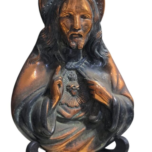 Antiga escultura de pendurar na parede em Petit Cobre