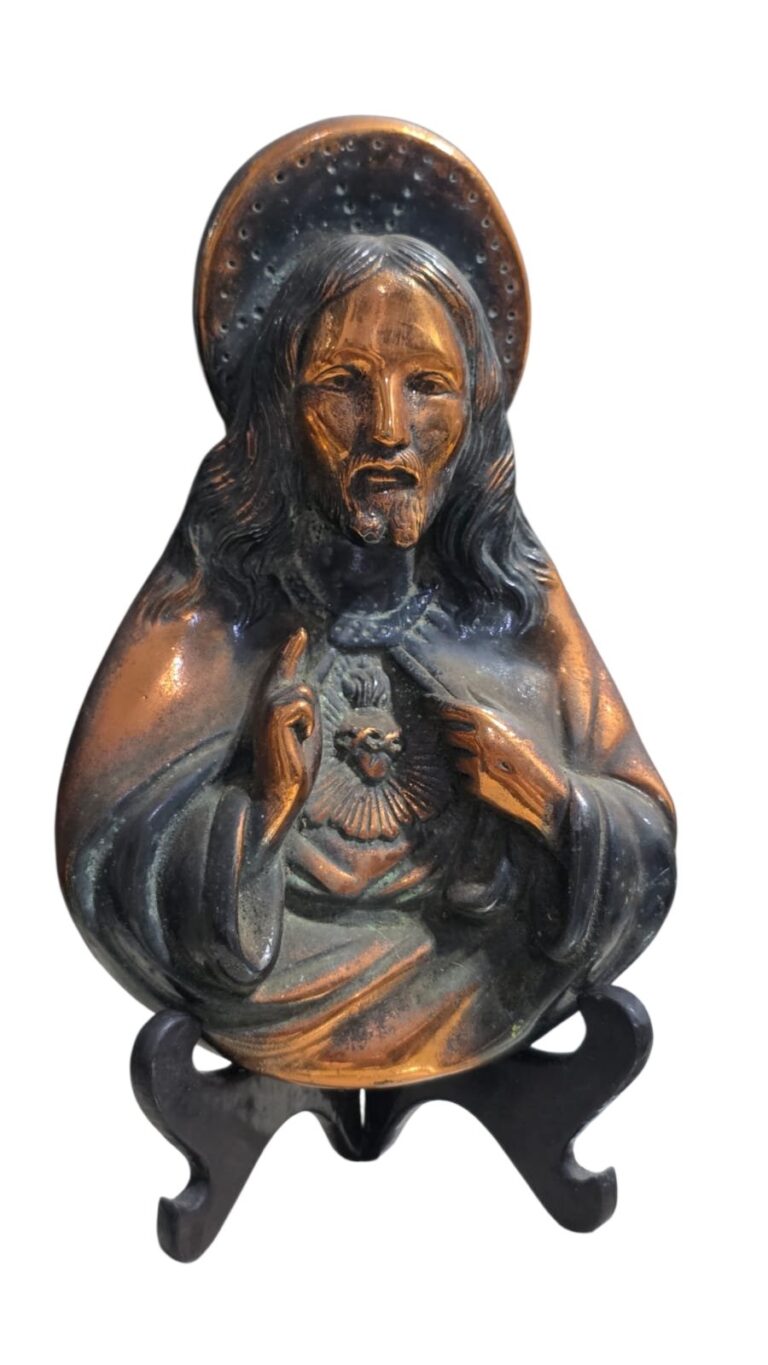 Antiga escultura de pendurar na parede em Petit Cobre