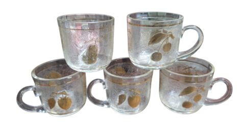 Conjunto de antigas canecas para chá ou ponche com dourações