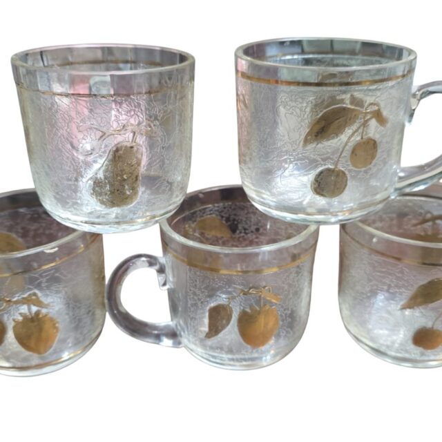 Conjunto de antigas canecas para chá ou ponche com dourações