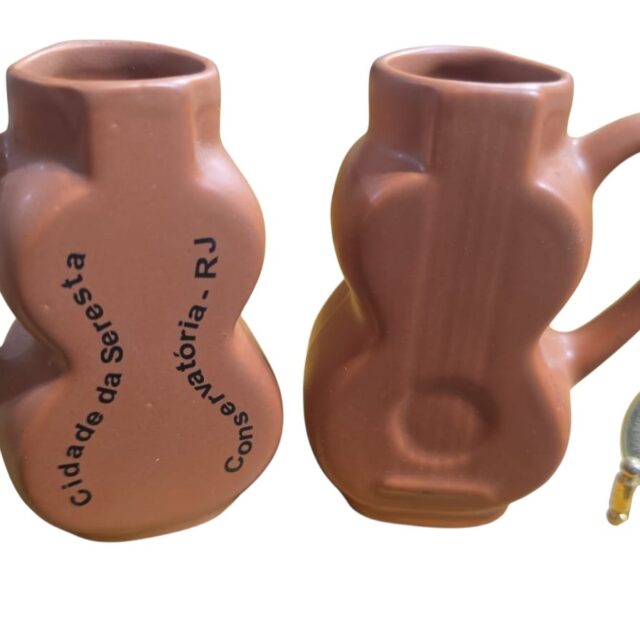 Canequinhas de cachaça em cerâmica, formato de violão, de conservatória. (valor unitário)