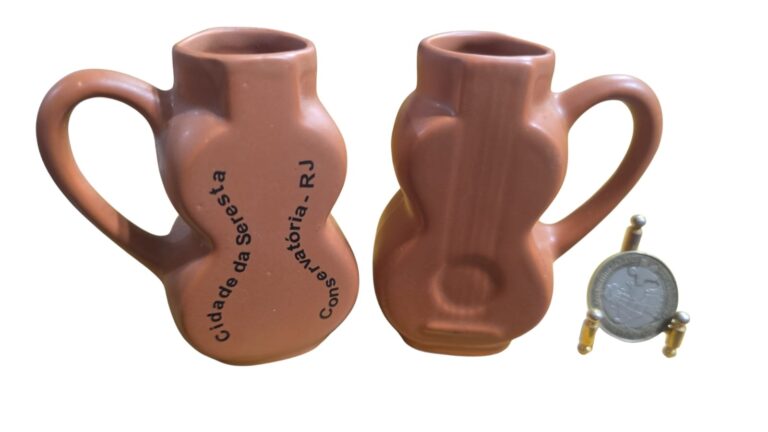Canequinhas de cachaça em cerâmica, formato de violão, de conservatória. (valor unitário)