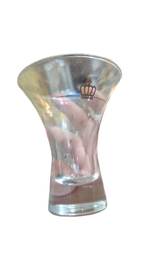 Bela taça de cristal com coroa dourada