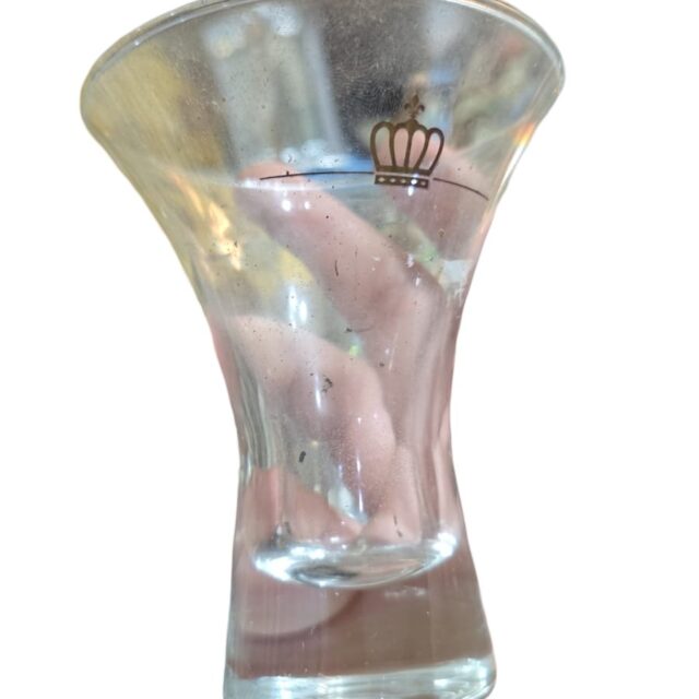 Bela taça de cristal com coroa dourada