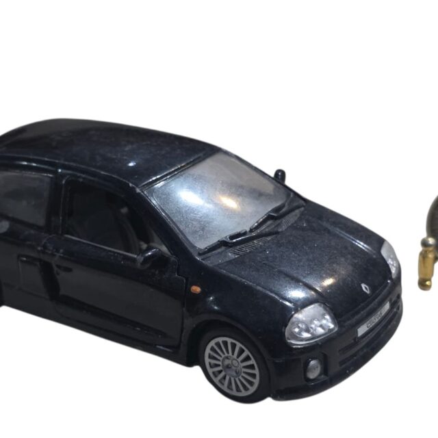 Renault Clio Sport V6 em metal
