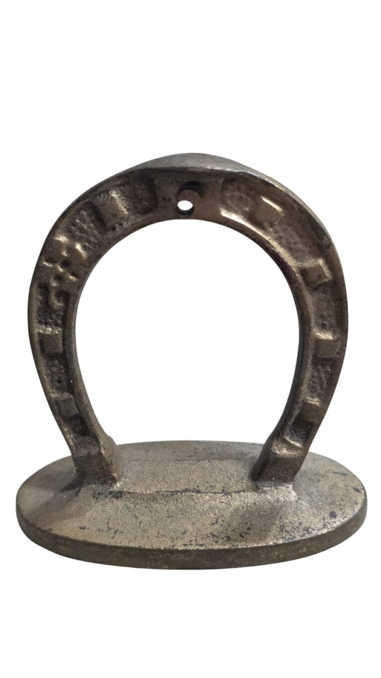 Escultura decorativa antiga em bronze maciço no formato de uma ferradura